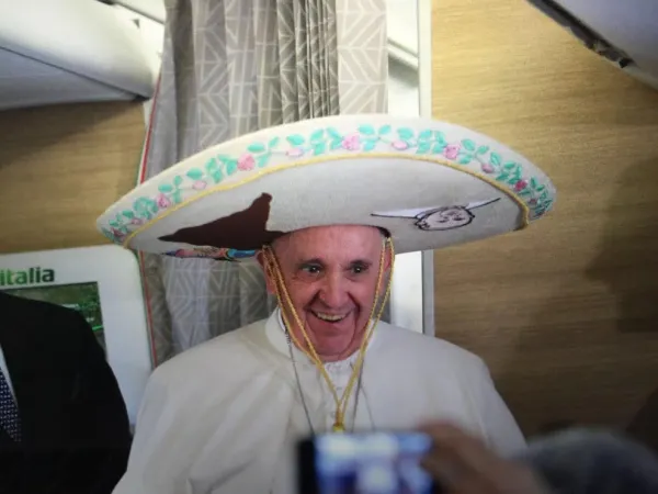 Papa Francesco sul volo per il Messico |  | Alan Holdren CNA