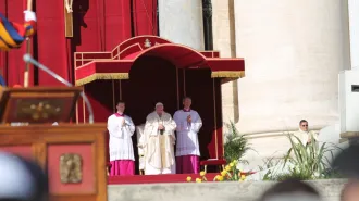 Il Papa: "La preghiera non è rifugiarsi in un mondo ideale, pregare è lottare"