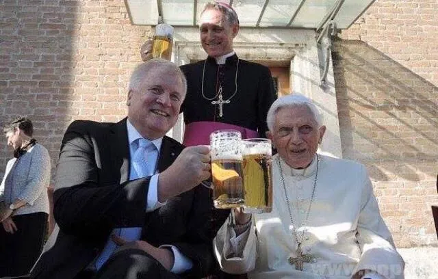 La festa per i 90 anni di Benedetto XVI |  | pnp.de