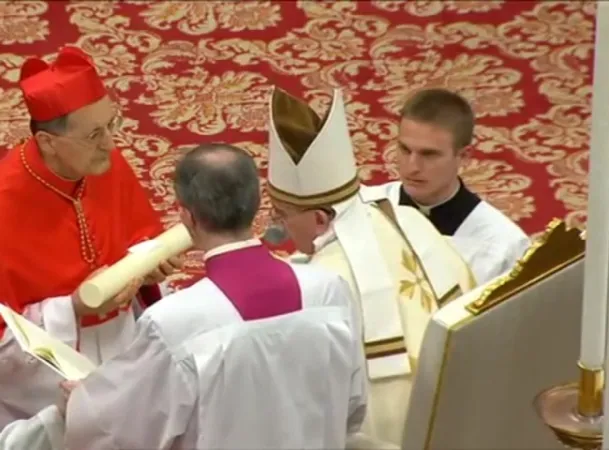 Il Cardinale Stella riceve la berretta rossa dal Papa |  | CTV