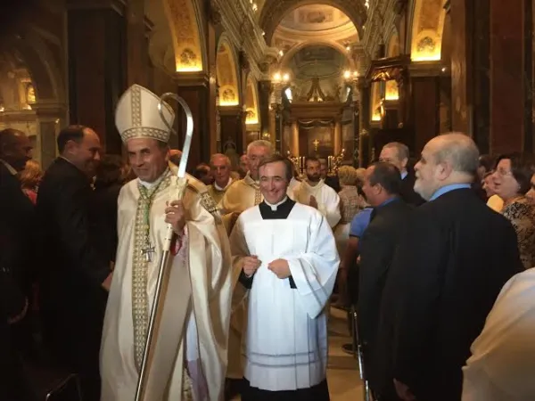 Il nuovo vescovo benedice i fedeli  |  | AA