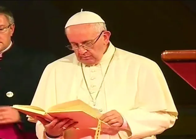 Il Papa durante la preghiera con i religiosi  |  | CTV
