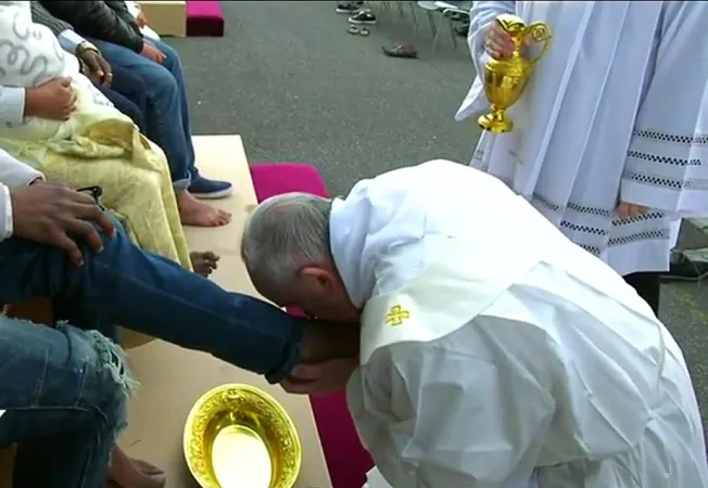 Il Papa lava i piedi ad un rifugiato  |  | CTV