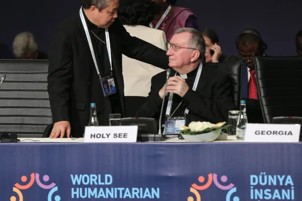 Il Cardinal Parolin e l'Arcivescovo Auza parlano durante una delle pause del World Humanitarian Summit / Holy See Mission 