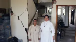 Due suore in uno degli edifici distrutti dal terremoto in Ecuador / ACS