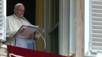 Il Papa: "La croce non è ornamentale". E prega per rifugiati e Concilio panortodosso