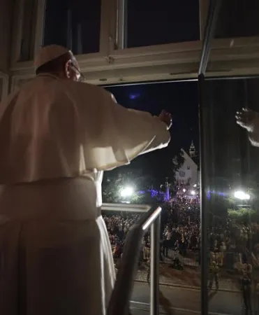 Papa Francesco alla finestra dell'arcivescovado di Cracovia | L'Osservatore Romano / ACI Group
