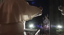 Papa Francesco alla finestra dell'arcivescovado di Cracovia / L'Osservatore Romano / ACI Group