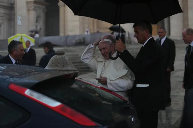 Papa Francesco raggiunge la Fiera di Roma sotto la pioggia |  | Daniel Ibanez/ACI group