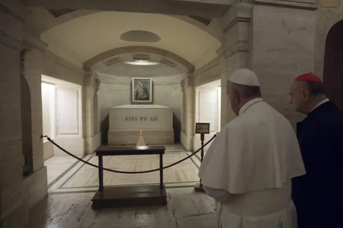 Il Papa in preghiera dinanzi alle tombe dei Papi nelle Grotte Vaticane |  | L'Osservatore Romano