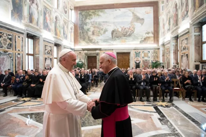 Il Papa saluta l'Arcivescovo Fisichella |  | L'Osservatore Romano ACI Group