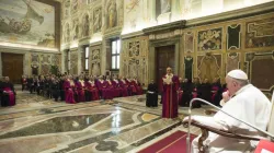Papa Francesco in uno dei passati incontri con il Collegio dei Prelati Uditori della Rota Romana e officiali e avvocati del Tribunale / Vatican Media / ACI Group