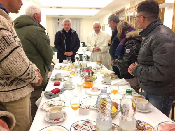 Papa Francesco e la colazione con i senzatetto |  | L'Osservatore Romano, ACI Group