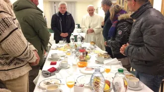 Cinquantamila auguri di compleanno per Papa Francesco e la colazione con i senzatetto