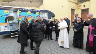 Il Papa dona due camper per i bambini e gli anziani di periferia