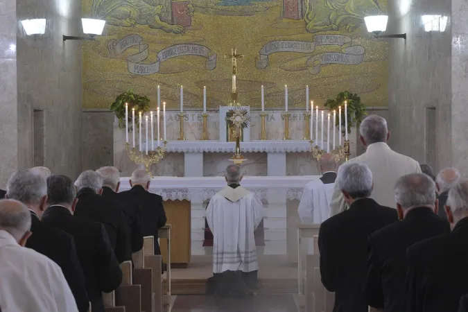 L'adorazione eucaristica con il Papa e la Curia Romana |  | L'Osservatore Romano ACI Group