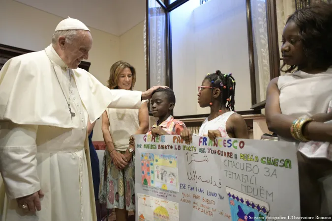 Il Papa con i piccoli rifugiati |  | L'Osservatore Romano