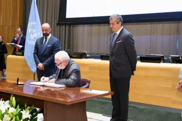 L'arcivescovo Gallagher, a nome della Santa Sede, firma la ratifica del Trattato ONU sulle Armi Nucleari, Palazzo Nazioni Unite / Holy See Mission 