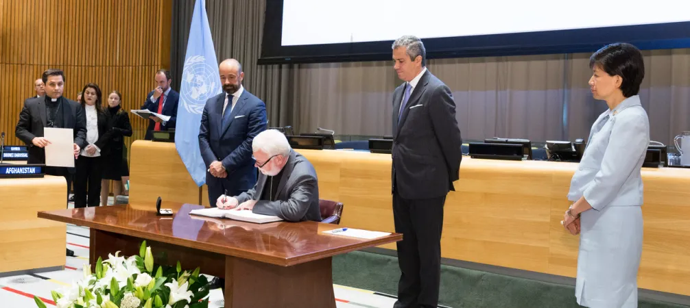 L'arcivescovo Gallagher, a nome della Santa Sede, firma la ratifica del Trattato ONU sulle Armi Nucleari, Palazzo Nazioni Unite | Holy See Mission 