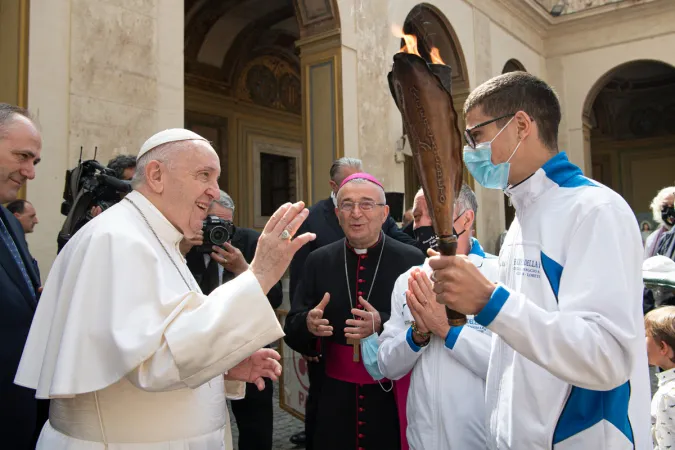 Papa Francesco benedice la fiaccola del pellegrinaggio Macerata Loreto  |  | Pellegrinaggio.org
