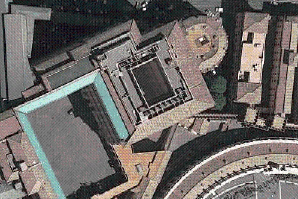 Veduta dall'alto dello Stato di Città del Vaticano. Al centro, il cortile su cui si affacciano gli uffici della Segreteria per l'Economia / gcatholic