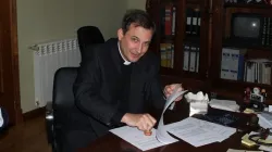 Mons. Lucio Vallejo Balda nel suo ufficio  / si24.it