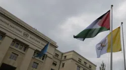 La bandiera della Santa Sede sventola di fronte alla sede ONU di Ginevra / UN.org