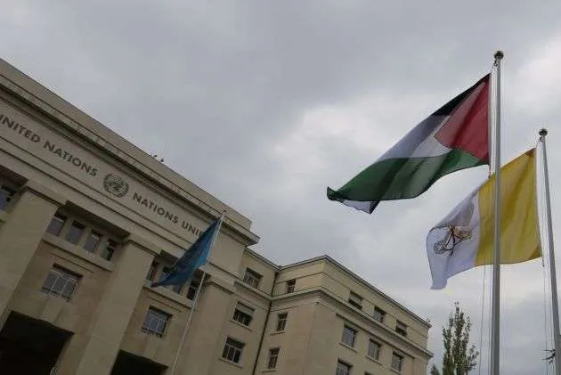 La bandiera vaticana di fronte la sede ONU di Ginevra, dove in questi giorni si sono tenute alcune consultazioni sul Global Compact sulle migrazioni | UN.org