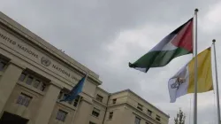 La bandiera vaticana di fronte la sede ONU di Ginevra, dove in questi giorni si sono tenute alcune consultazioni sul Global Compact sulle migrazioni / UN.org