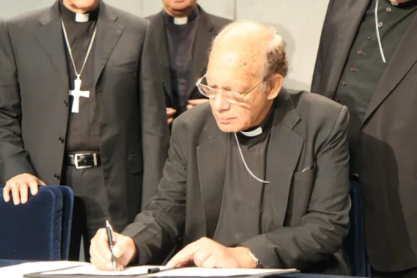 Il Cardinal Oswald Gracias firma l'appello al COP21, Sala Stampa Vaticana, 26 ottobre 2015 / Bohumil Petrik / CNA