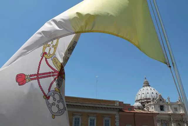 La bandiera dello Santa Sede e la cupola di San Pietro in lontananza | Bohumil Petrik / CNA 