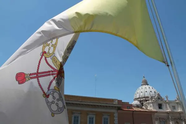 La bandiera dello Santa Sede e la cupola di San Pietro in lontananza / Bohumil Petrik / CNA 