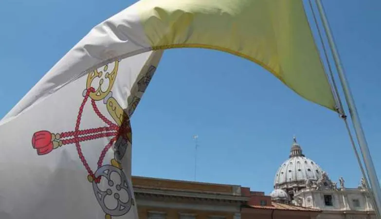 La bandiera vaticana e la Basilica di San Pietro | Bohumil Petrik / ACI Group