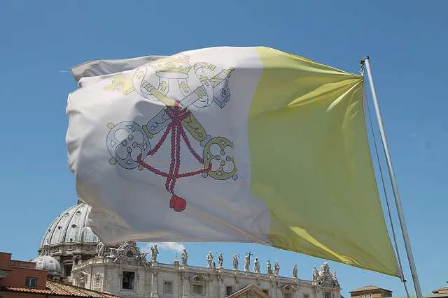 La bandiera vaticana che sventola di fronte alla Basilica di San Pietro | Bohumil Petrik / CNA