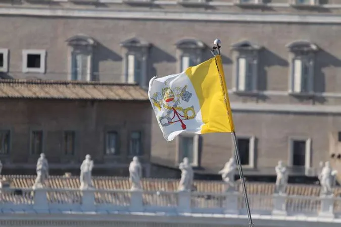 La bandiera della Santa Sede vista dalla Pontificia Università Urbaniana | Bohumil Petrik / CNA 
