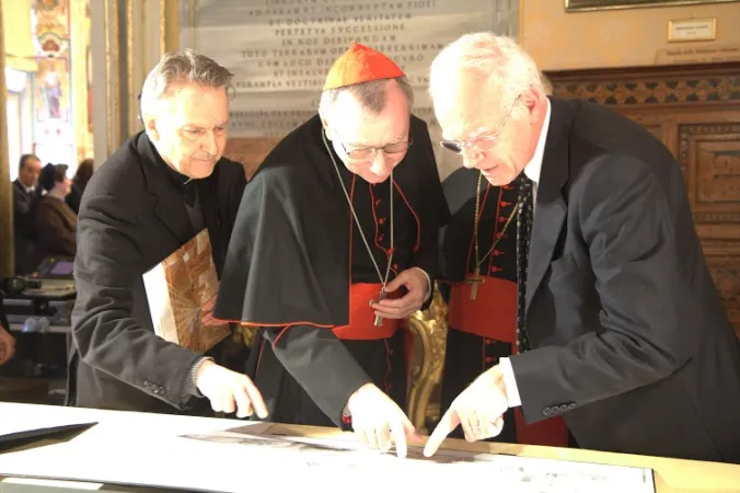 Il cardinale Parolin con il prefetto e il vice prefetto della BAV |  | Alexey Gotovskiy/CNA