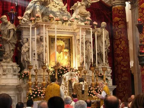 il Patriarca Moraglia celebra Messa nella Basilica di Santa Maria della Salute, davanti all'incona di Maria Mesopanditissa | da Cantuale Antonianum