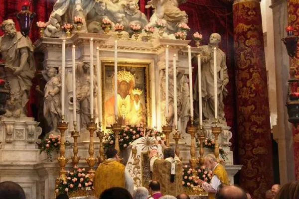 il Patriarca Moraglia celebra Messa nella Basilica di Santa Maria della Salute, davanti all'incona di Maria Mesopanditissa / da Cantuale Antonianum