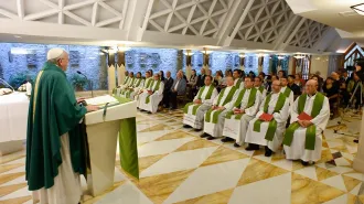 Il Papa: "L'ipocrisia distrugge le comunità"