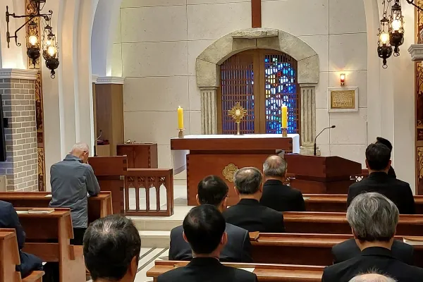 I vescovi in preghiera nella chiesa nel 38esimo parallelo / Asia News