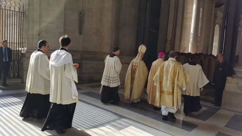 I vescovi italiani passano la Porta Santa prima della celebrazione del Cardinal Bagnasco | Mimmo Muolo / Facebook