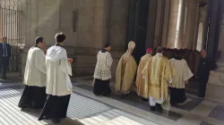 I vescovi italiani passano la Porta Santa prima della celebrazione del Cardinal Bagnasco / Mimmo Muolo / Facebook