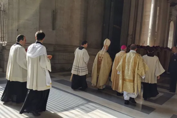 I vescovi italiani passano la Porta Santa prima della celebrazione del Cardinal Bagnasco / Mimmo Muolo / Facebook
