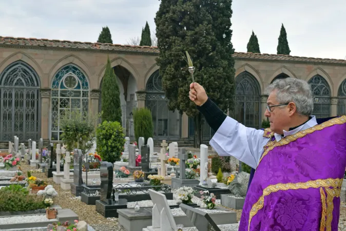 Il Vescovo di Prato Monsignor Giovanni Nerbini nel Cimitero della Misericordia  |  | Diocesi di Prato