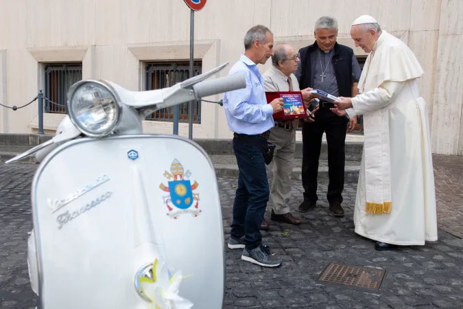 Il Papa e la vespa  |  | Vatican Media 