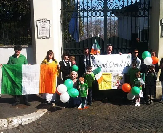 Manifestanti per la riapertura dell'ambasciata di Irlanda presso la Santa Sede, durante i tre anni in cui l'Irlanda non ha avuto un ambasciatore residenziale  | PD