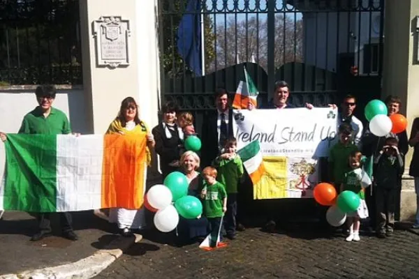 Manifestanti per la riapertura dell'ambasciata di Irlanda presso la Santa Sede, durante i tre anni in cui l'Irlanda non ha avuto un ambasciatore residenziale  / PD