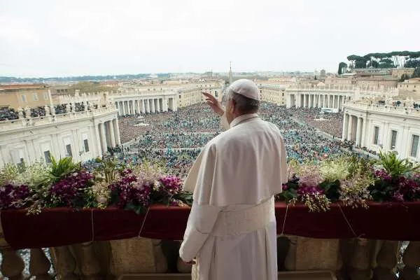 Il Papa saluta la piazza a Pasqua  |  | @Osservatore romano