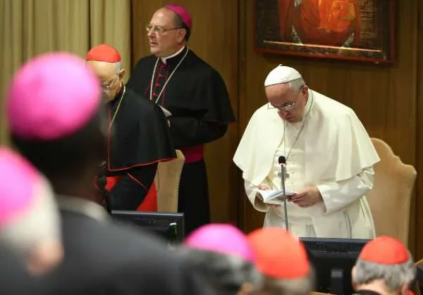 Sinodo dei vescovi, 10 ottobre 2015 : Papa Francesco guida la preghiera del mattino  | Daniel Ibáñez / ACI Group 