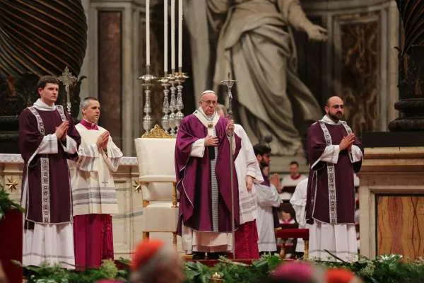 Papa Francesco durante una celebrazione nella Basilica di San Pietro / Daniel Ibanez / ACI Group